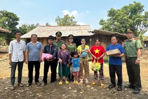 Gia đình ông Long trước căn nhà được người thân cho mượn. Ảnh: HL