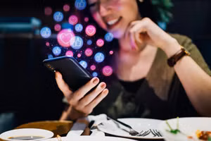 Việc mọi người sử dụng điện thoại di động trong khi ăn là phổ biến nhưng để lại nhiều tác hại đến cơ thể. Ảnh minh họa: ITN