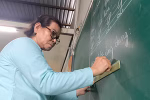 Cô Lê Thị Thu Thiết viết chữ lên bảng.