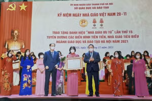 Sở GD&ĐT Hà Nội trao tặng danh hiệu NGƯT của Chủ tịch nước cho nhà giáo, cán bộ quản lý tiêu biểu năm 2021. Ảnh: TG