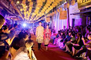 Áo Nhật Bình thuộc bộ sưu tập phục dựng trang phục hoàng cung của nghệ nhân Vũ Giỏi trong một đêm diễn tại Hà Nội.