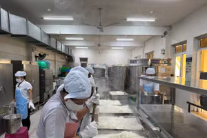 Bếp ăn bán trú của Trường Tiểu học Nguyễn Bỉnh Khiêm (Quận 1). Ảnh: Hồ Phúc