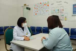 Bác sĩ thăm khám cho bệnh nhân tại Viện Sức khỏe tâm thần. Ảnh: BVCC