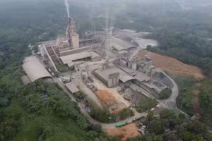 Nhà máy xi măng, nơi xảy ra vụ tai nạn lao động đặc biệt nghiêm trọng khiến nhiều công nhân tử vong.