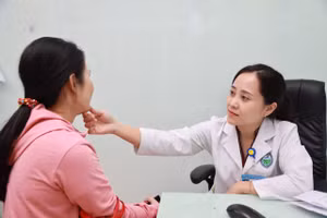 BSCKII Trần Ngọc Phương - Khoa Thẩm mỹ da - Bệnh viện Da liễu TPHCM thăm khám cho bệnh nhân.