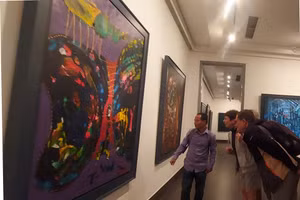 Du khách thưởng lãm triển lãm 'Khoảng lặng 2' tại Bảo tàng Mỹ thuật Việt Nam. Ảnh: Bình Thanh.