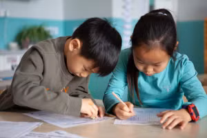 Học sinh Trung Quốc hoàn thành bài tập về nhà.