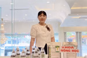 GS.TS Hoàng Thị Thái Hòa cùng các sản phẩm nghiên cứu khoa học của mình.