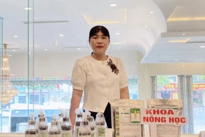 GS.TS Hoàng Thị Thái Hòa cùng các sản phẩm nghiên cứu khoa học của mình.