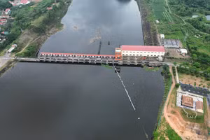 Nước sông Mã đen kịt như nước sông Tô Lịch.