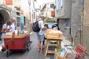 Mọi ngóc ngách của làng sách Montolieu đều có sách. Ảnh: BBC.com