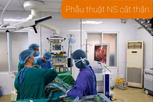 BS Dũng phẫu thuật nội soi cho bệnh nhân.