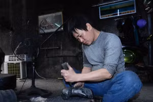 Anh Nguyễn Tuấn Quyết đang tạo hình sản phẩm. Ảnh: Minh Cương