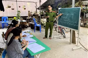 Lớp học tiếng Anh của Đại úy Vũ Văn Chính tuy đơn sơ nhưng chứa đựng tình yêu thương với trẻ em nghèo nơi biên giới.