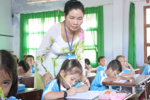 Cô, trò Trường Tiểu học 1 Thị trấn Năm Căn, Cà Mau. Ảnh: Q. Ngữ