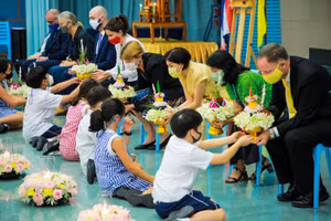 Học sinh Thái Lan bày tỏ lòng biết ơn thầy cô trong lễ 'Wai Kru'.