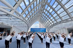 Sinh viên Trung Quốc luyện tập yoga.