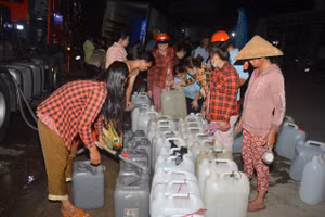 Người dân tỉnh Tiền Giang tập trung lấy nước tại các điểm cấp nước miễn phí. (Ảnh tư liệu)