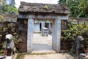 Cổng vào lăng mộ đá Quận công Phạm Đôn Nghị.