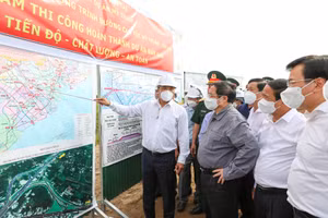 Thủ tướng kiểm tra, đôn đốc các dự án giao thông trọng điểm tại Đồng bằng sông Cửu Long.