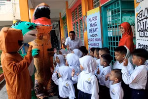 Giáo viên hóa trang thành những nhân vật ngộ nghĩnh.