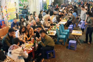 Ăn uống ngoài vỉa hè rất phổ biến ở Hà Nội. Ảnh: Công Hùng.