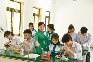 Cô trò Trường THPT Chu Văn An (Văn Yên, Yên Bái). Ảnh: TG