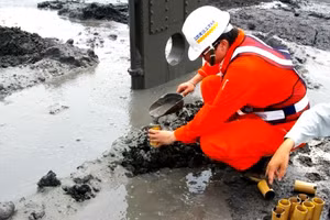 Công đoạn thu gom bùn thải ở nhà máy phục vụ nghiên cứu.