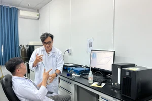 Đăng Khoa và Hoàng Long đo điện hóa cho siêu tụ điện tại phòng thí nghiệm.