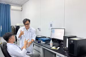 Đăng Khoa và Hoàng Long đo điện hóa cho siêu tụ điện tại phòng thí nghiệm.