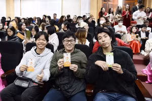 Lưu học sinh tại Trường Đại học Hà Nội được nhận lì xì trong chương trình Tết Việt 2023. Ảnh: NTCC