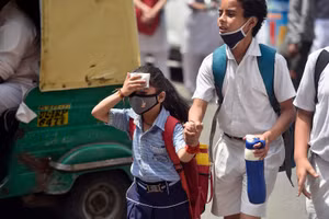 Học sinh Ấn Độ nghỉ hè sớm vì nắng nóng.