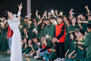 Ca sĩ Hà Myo đem xẩm đến với trường học.