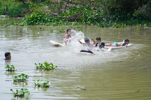 Vẫn còn tình trạng người dân chưa quan tâm phòng chống đuối nước cho trẻ em. Ảnh: Thành Thật