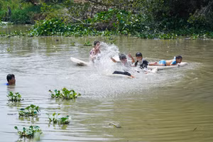Vẫn còn tình trạng người dân chưa quan tâm phòng chống đuối nước cho trẻ em. Ảnh: Thành Thật