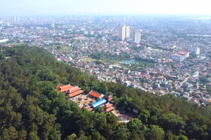 Toàn cảnh đền thờ vua Quang Trung trên núi Dũng Quyết.