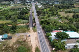 Cầu 110 mới (bên trái) song song với cầu 110 vẫn bỏ hoang sau 6 năm. Ảnh: TT