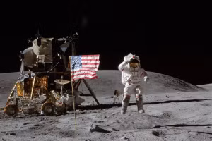 Dự án Apollo, Mỹ, đưa phi hành gia đặt chân lên Mặt trăng.