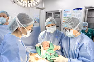 Một em bé chào đời nhờ phương pháp thụ tinh ống nghiệm. Ảnh: Phương Trinh