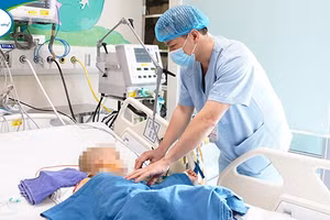 Bệnh nhi ăn uống bình thường sau phẫu thuật. Ảnh: BVCC