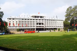 Sân trước của dinh là một thảm cỏ xanh hình oval tạo nên không gian xanh mát và yên bình. 