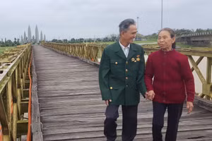 Ông Nghi dắt tay bà Hoa đi trên cầu Hiền Lương để ôn lại kỷ niệm năm xưa.