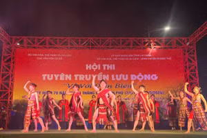 Tác phẩm múa 'Truyền lửa' (biên đạo Lâm Đại) do đội tuyên truyền lưu động đoàn Đồng Nai biểu diễn. Ảnh: ĐN.