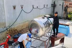 Trường Tiểu học - THCS Trần Hưng Đạo xin nước từ nhà dân, UBND phường về trữ tại bể chứa. Ảnh: Dung Nguyễn