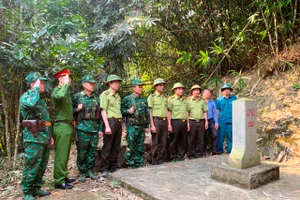 Lực lượng Kiểm lâm, Công an, Bộ đội Biên phòng... trước cột mốc biên giới mang số hiệu 352, tại khu vực bản Khẹo, xã Bát Mọt. Ảnh: KLCC.