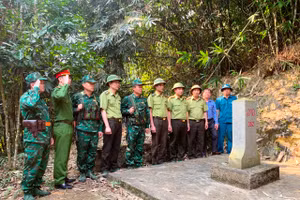 Lực lượng Kiểm lâm, Công an, Bộ đội Biên phòng... trước cột mốc biên giới mang số hiệu 352, tại khu vực bản Khẹo, xã Bát Mọt. Ảnh: KLCC.