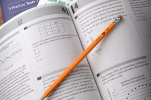 SAT và ACT là hai bài kiểm tra chuẩn hóa năng lực được sử dụng rộng rãi trên thế giới.