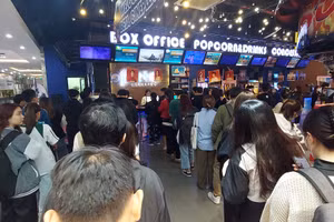 Khán giả trẻ xếp hàng chờ mua vé xem phim 'Đào, phở và piano' ở Beta Cenima Mỹ Đình (Hà Nội). Ảnh: Bình Thanh.