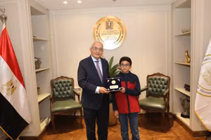 Bộ trưởng Giáo dục Đại học và Nghiên cứu Khoa học Ai Cập trao quà lưu niệm cho thần đồng Yahya (phải).