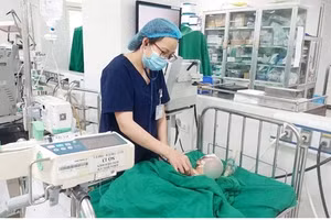 Một bệnh nhi bị ngộ độc chì do dùng 'thuốc cam' được chăm sóc y tế.